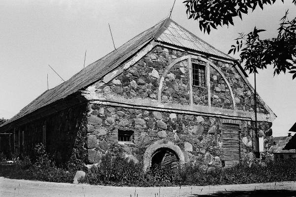 Barklainių dvaro ūkinis pastatas. Vido Dulkės nuotrauka, 9 dešimtmetis